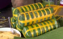 Bán bánh tét, tặng sách cho học trò nghèo