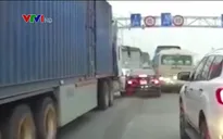 Đi quá sát và lấn làn, xe con bị ép chặt giữa 2 xe tải