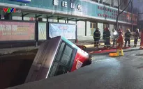 Xe bus bất ngờ sập xuống "hố tử thần", 6 người thiệt mạng