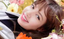 Lisa (BlackPink) rạng rỡ giữa muôn loài hoa