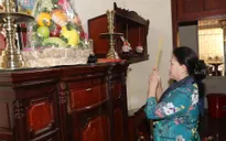 Chủ tịch Quốc hội Nguyễn Thị Kim Ngân dâng hương các cố lãnh đạo