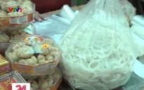 TP.HCM tăng cường kiểm tra các chợ bán bánh mứt kẹo dịp cận Tết
