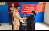 Phát hiện cháu bé lạc ở Đại lộ Thăng Long, CSGT bàn giao cho gia đình
