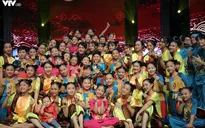 Song Luân bị fan nhí vây kín tại "Đón Tết cùng VTV"