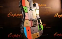 Siêu chất: Chiếc guitar được làm từ 106 chiếc iPhone