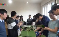 Hội sinh viên Việt Nam tại Pháp gói bánh chưng đón Tết