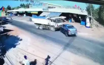 Sang đường không quan sát, xe bán tải bị đâm mạnh