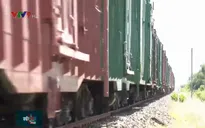 Hiểm họa băng qua đường sắt vào nghĩa trang tảo mộ