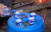 Uống rượu bia thì không lái xe - cái khó ở làng rượu vùng cao