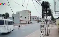 Sang đường bất cẩn, người đàn ông suýt bị xe khách tông trúng