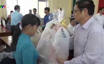Đồng chí Phạm Minh Chính tặng quà Tết cho các gia đình chính sách và hộ nghèo
