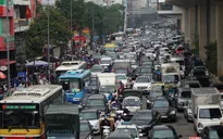 Phương tiện tăng đột biến, gây ùn tắc tại chợ hoa Vạn Phúc ngày giáp Tết