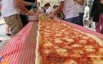 Australia: Làm bánh pizza khổng lồ để quyên góp cho lính cứu hỏa