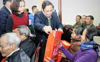 Trưởng ban Tổ chức Trung ương trao quà Tết tặng gia đình chính sách và hộ nghèo
