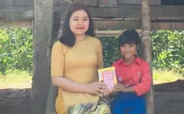 Đầu năm, thầy cô đến từng nhà học sinh vùng cao chúc Tết, mừng tuổi sách