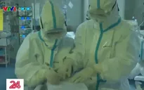 Những ông bố, bà mẹ giữa tâm dịch viêm phổi cấp