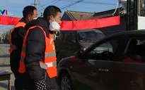 Trung Quốc: Lo sợ dịch bệnh, người dân lập rào chắn người lạ vào làng