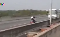 Bất chấp nguy hiểm, xe máy đi ngược chiều trên cao tốc TP.HCM - Long Thành - Dầu Giây