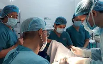 Gãy xương hốc mắt, phù nề vì bị bạn đập đầu vào khi chơi nhà hơi