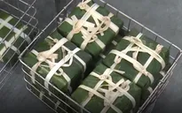 Tăng năng suất gói bánh chưng nhờ máy móc