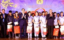Đồng chí Trần Quốc Vượng tặng quà Tết cho công nhân có hoàn cảnh khó khăn