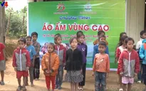 Hội từ thiện mái ấm Việt Nam tại Anh trao quà cho trẻ em tỉnh Quảng Bình