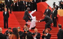 Quả cầu vàng 2020: Jason Derulo đen đủi, vấp ngã trên thảm đỏ