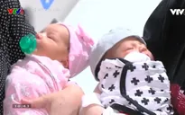 Hi hữu chị em sinh đôi sinh con cùng ngày