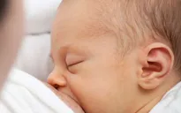 Nuôi con bằng sữa mẹ có thể giúp ngăn ngừa bệnh sốt rét ở trẻ sơ sinh