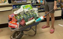 Siêu thị cấm túi nylon, người Thái Lan sáng tạo đủ cách để mua sắm