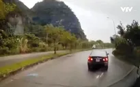 Clip: Lùi xe tránh chốt giao thông