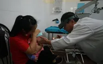Phòng bệnh viêm kết mạc cho trẻ khi thời tiết giao mùa