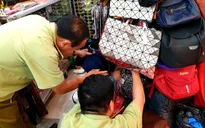 Phát hiện hàng trăm túi xách giả tại Saigon Square và Lucky Plaza