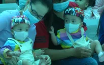 Trúc Nhi - Diệu Nhi đón Trung thu đầu tiên sau ca đại phẫu