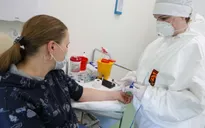 Nga bắt đầu tiêm vaccine Sputnik V mũi thứ 2 cho những người tham gia thử nghiệm lâm sàng