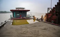 Bắt giữ tàu khai thác cát trái phép trên sông Hồng