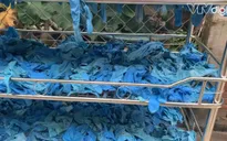 Phát hiện cơ sở tái chế găng tay y tế bằng chất tẩy rửa