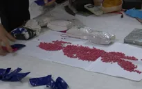 Bắt đối tượng vận chuyển 6 bánh heroin, 1 kg ketamin và 12.000 viên ma túy tổng hợp