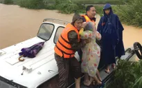 Lao vào vùng "rốn lũ" cứu hàng trăm hộ dân bị cô lập