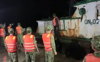 Quảng Nam: Đưa 6 công nhân trên các sà lan bị trôi vào bờ an toàn