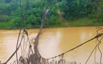 Mưa lũ làm gãy cầu bê tông hàng chục tỷ đồng tại Kon Tum