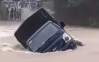 VIDEO: Xe tải bị nước lũ cuốn trôi khi đi qua đập tràn