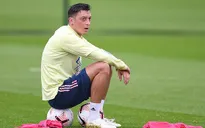 Chỉ ngồi chơi, Ozil vẫn được Arsenal thưởng lớn vì... trung thành
