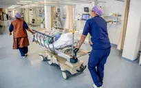 Thế giới ghi nhận ca tử vong đầu tiên vì tái mắc COVID-19
