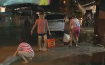 Người Hội An khẩn trương dọn dẹp phố cổ sau khi nước lũ rút