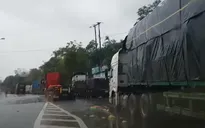 Mưa lớn gây sạt lở, hàng trăm xe tải xếp hàng dài trên Quốc lộ 9