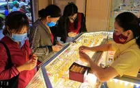 Giá vàng trong nước “bốc hơi”, lùi về mốc 56 triệu đồng/lượng