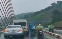 Tài xế ô tô đi chậm, chắn gió bão cho xe máy qua cầu