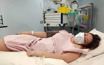 Pháp: Tranh cãi quanh quy định bắt thai phụ đeo khẩu trang khi sinh con
