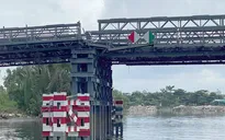 Cầu gần 80 tỷ đồng sắp thông xe lệch nhịp vì bị sà lan tông